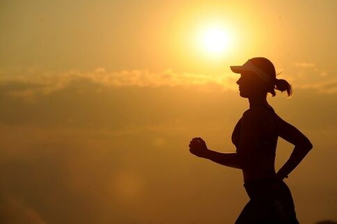 Running to lose weight can be done not only in the morning, but also in the evening. 