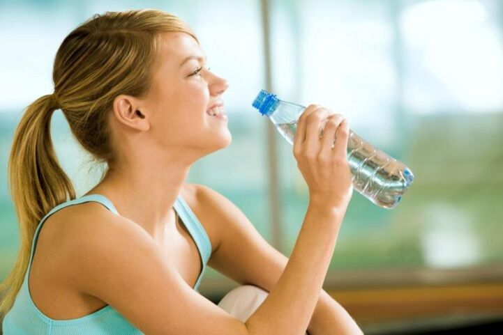 Water instead of food during diet
