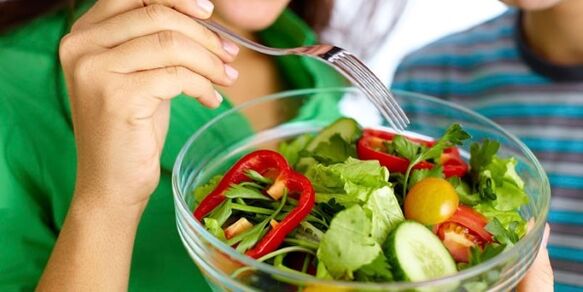 Eat Green Salad on a No-Carb Diet to Kill Hunger