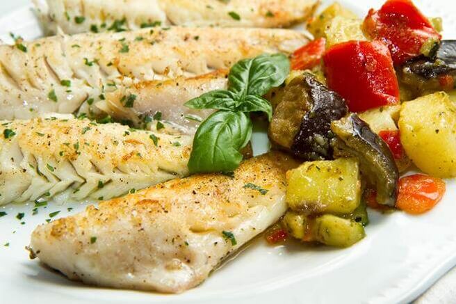 The weekly low-carb menu includes cod grilled with eggplant and tomatoes. 